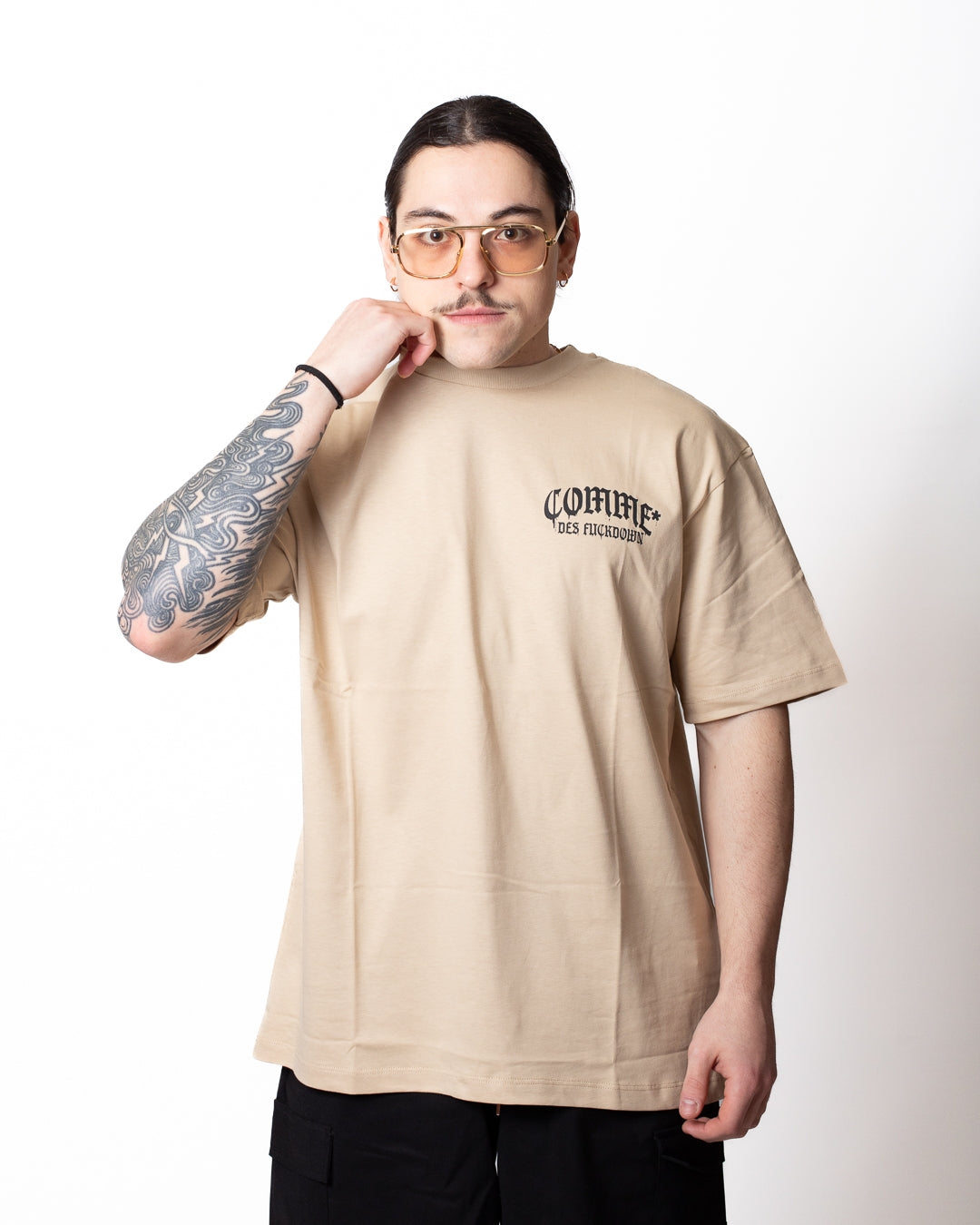 T-Shirt Comme des Fuckdown con stampa gothic uomo