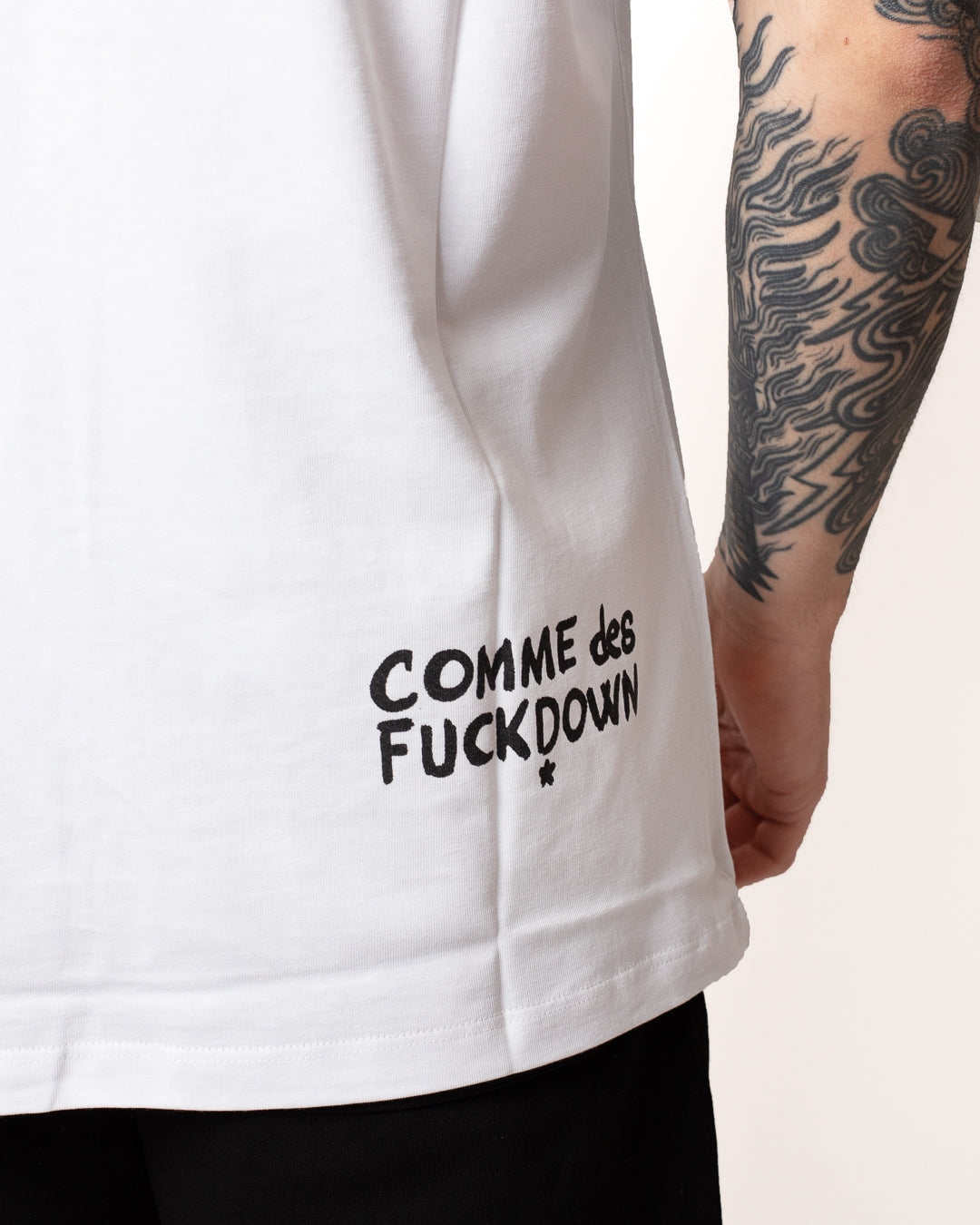 T-Shirt Comme des Fuckdown con stampe all-over uomo