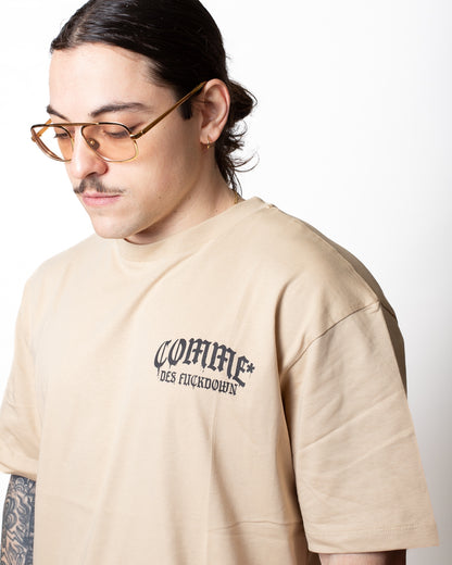 T-Shirt Comme des Fuckdown con stampa gothic uomo