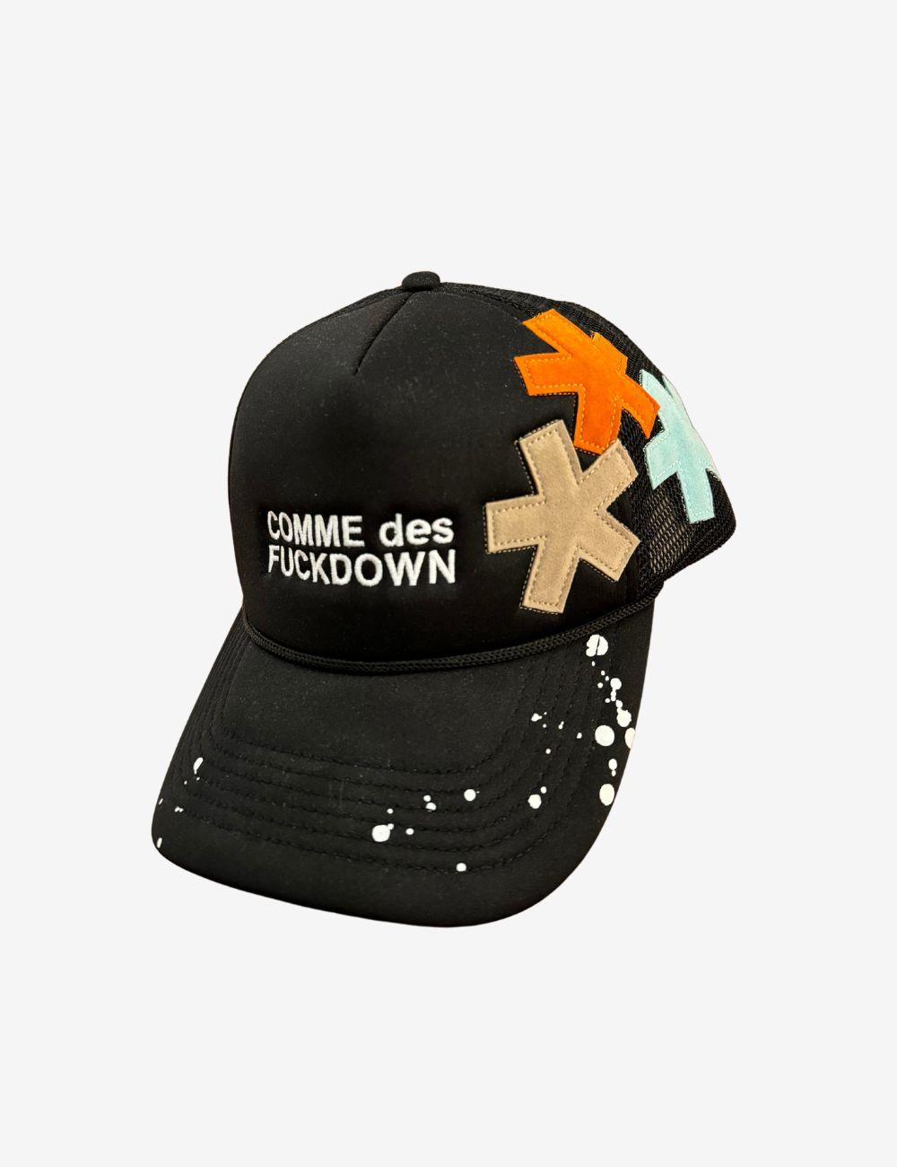 Cappello Comme des Fuckdown con effetto vernice e logo