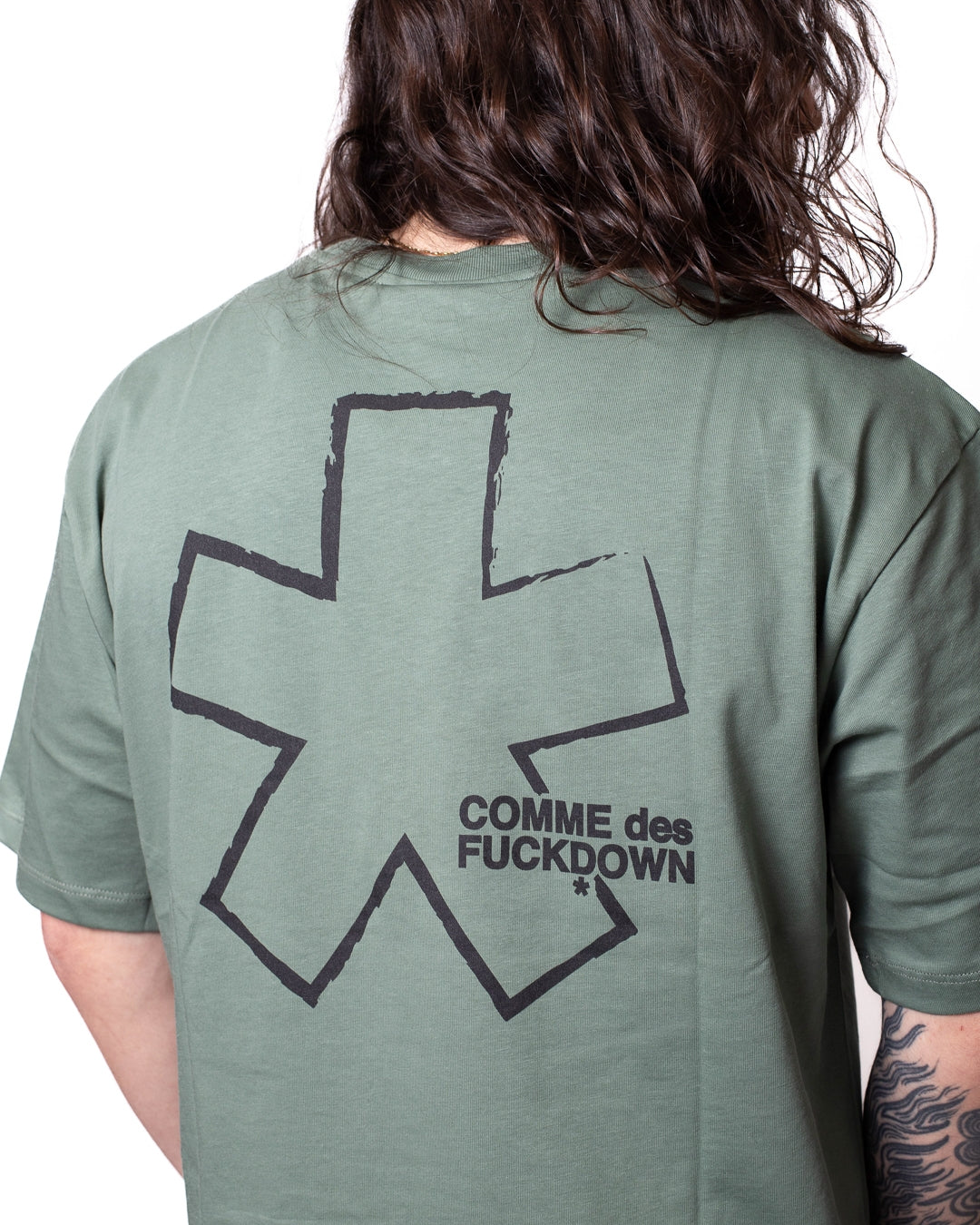 T-Shirt Comme des Fuckdown stampata uomo