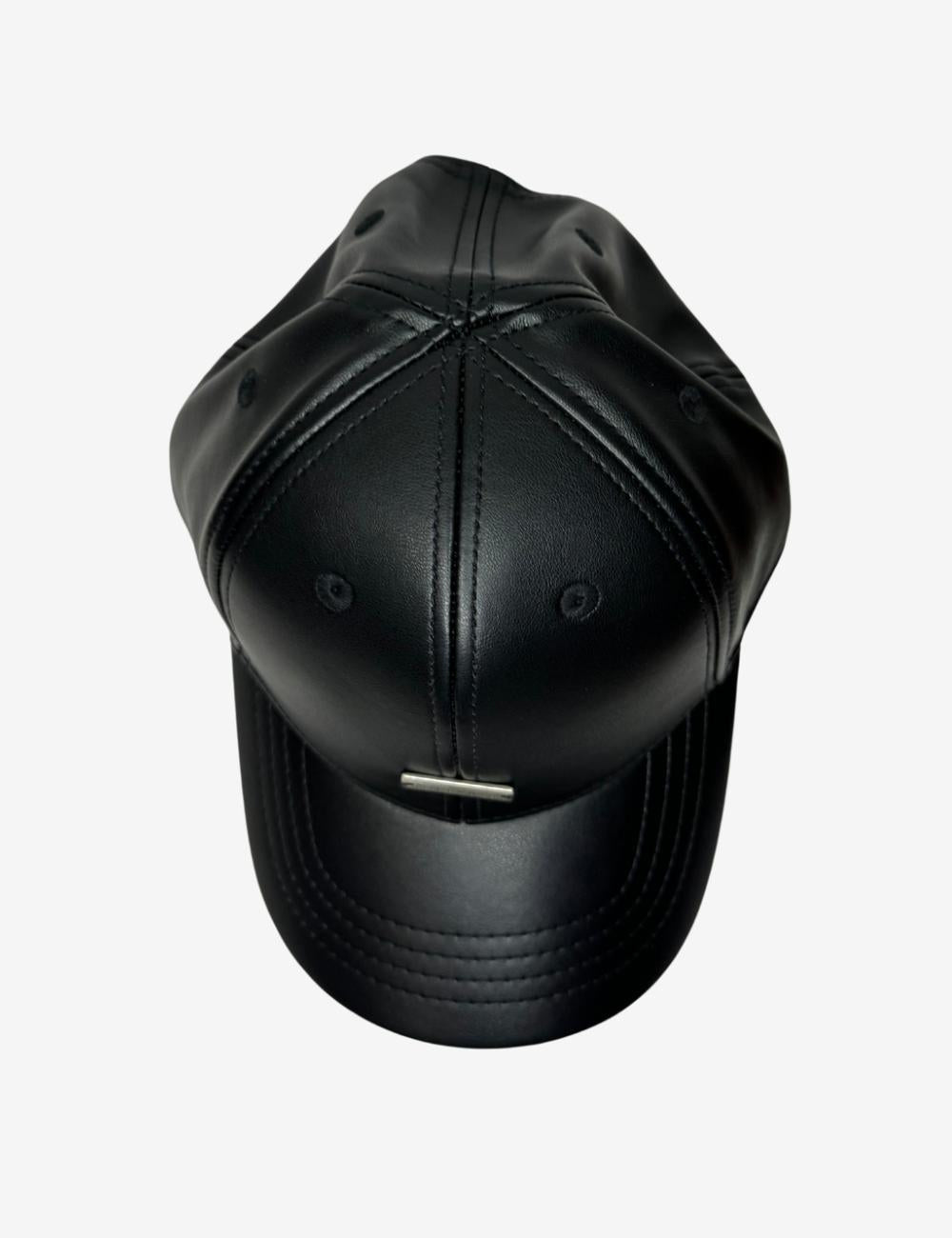 Cappello John Richmond in pelle con placca logata in metallo