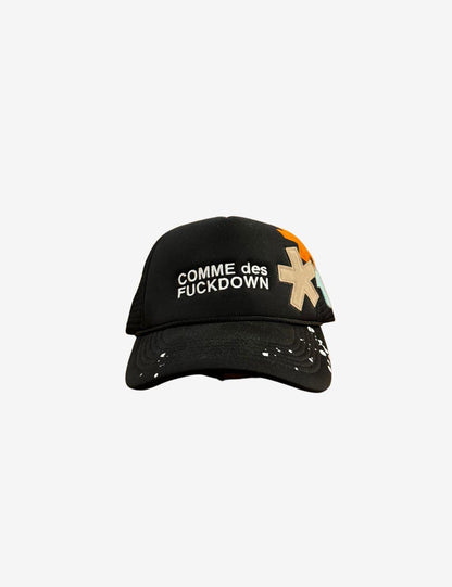 Cappello Comme des Fuckdown con effetto vernice e logo