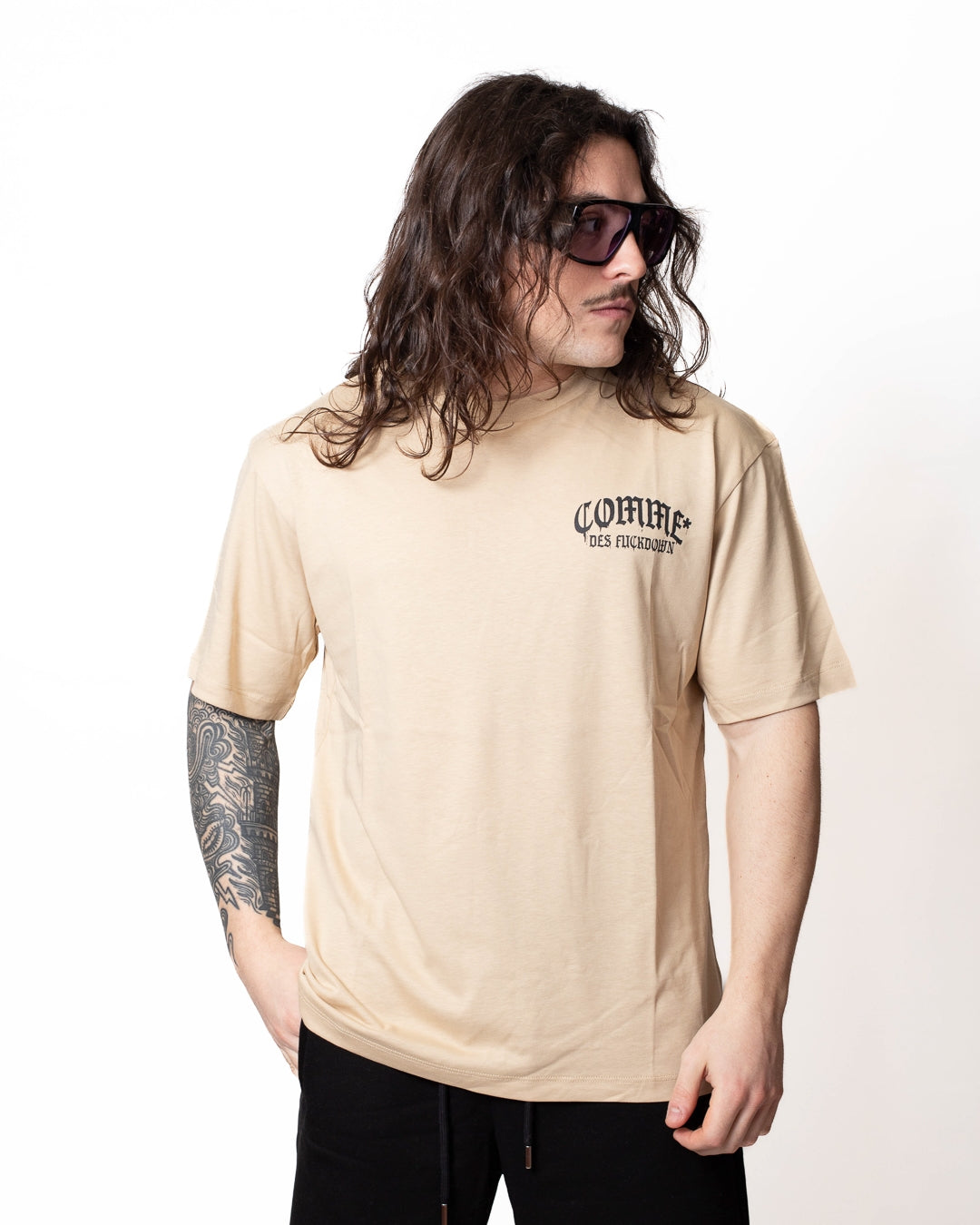 T-Shirt Comme des Fuckdown con stampa gothic uomo