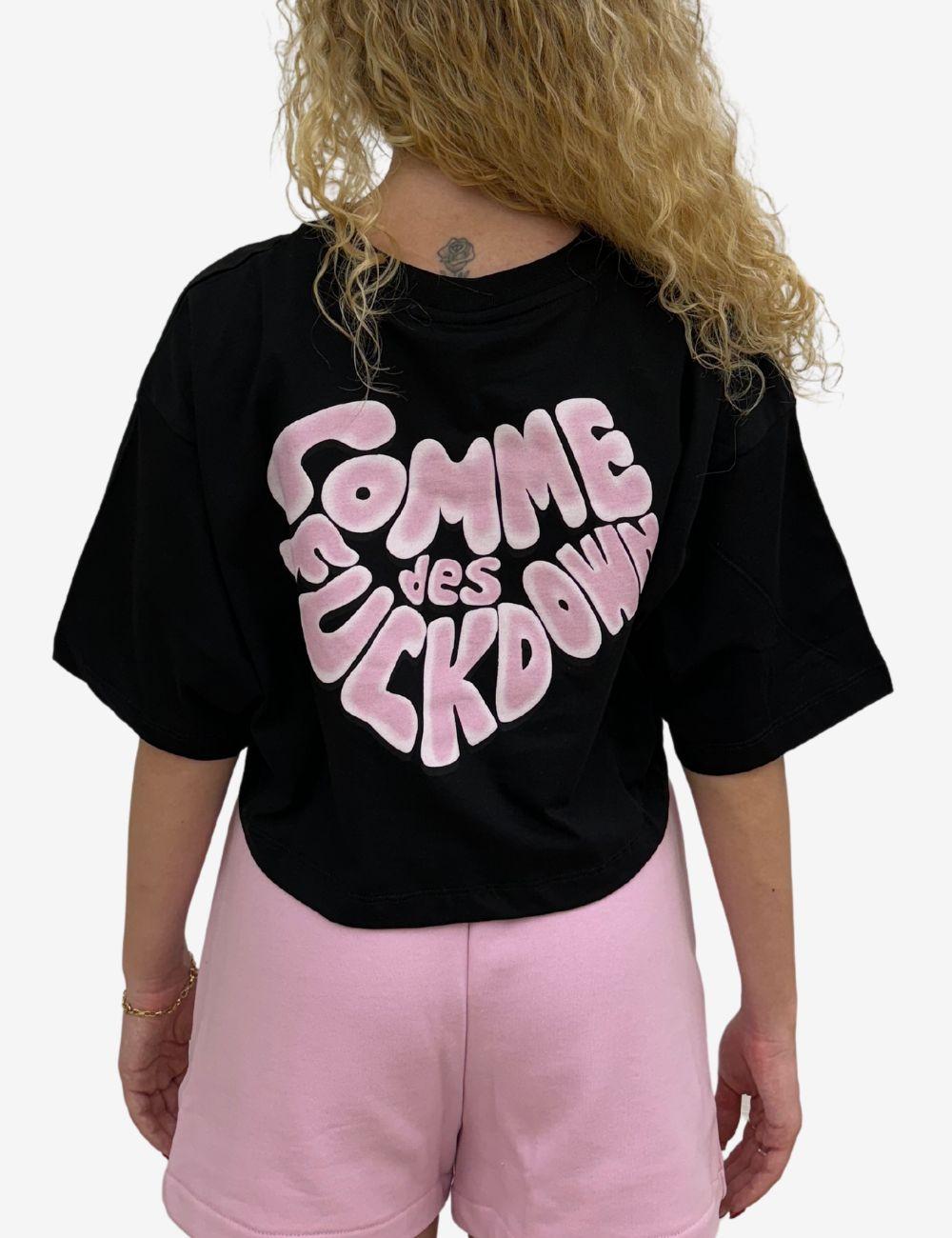 T-Shirt Comme Des Fuckdown crop con stampa donna