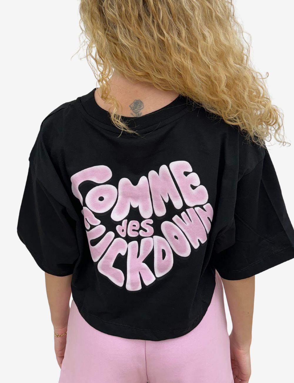 T-Shirt Comme Des Fuckdown crop con stampa donna