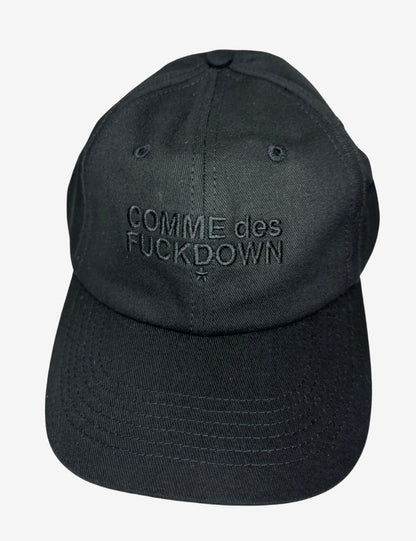 Cappello Comme des Fuckdown con visiera e ricamo