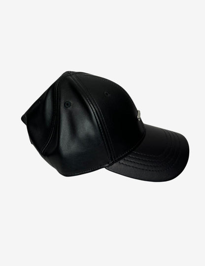 Cappello John Richmond in pelle con placca logata in metallo